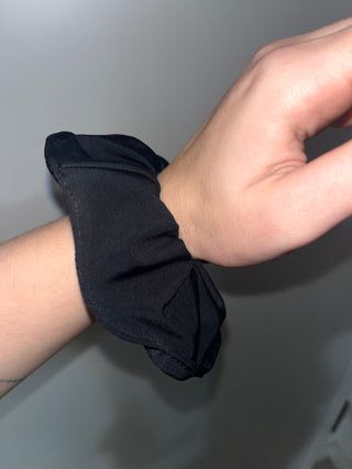 Scrunchie nero fatto a mano