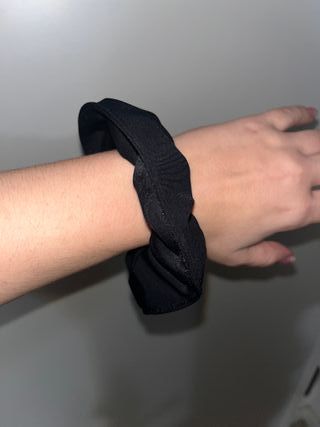 Scrunchie nero fatto a mano