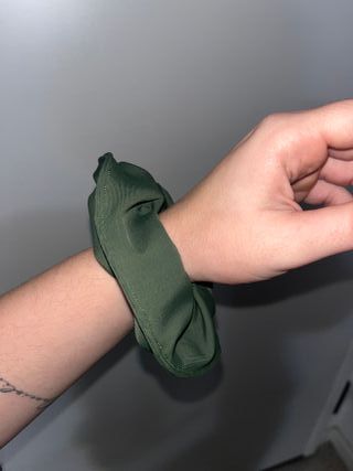 Scrunchie verde oliva fatto a mano
