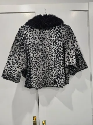 Chaqueta suave con cuello de pelo