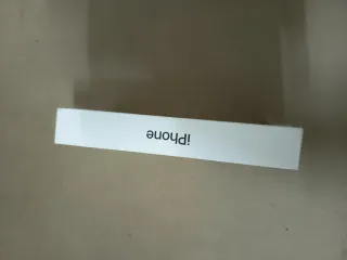 Caja iPhone 16e vacía