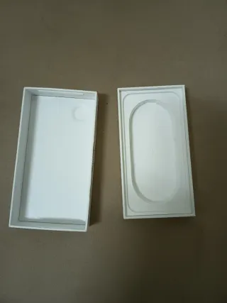 Caja iPhone 16e vacía