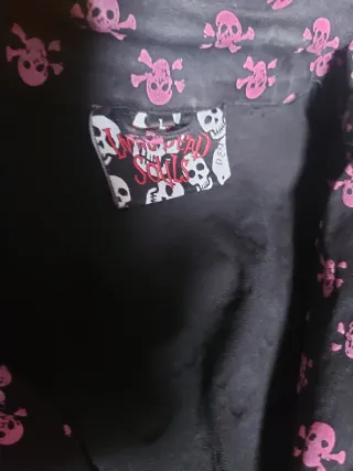 Chaqueta negra con calaveras rosas. Gótico.