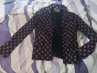 Chaqueta negra con calaveras rosas. Gótico.