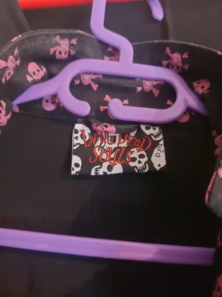 Chaqueta negra con calaveras rosas. Gótico.