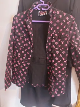 Chaqueta negra con calaveras rosas. Gótico.