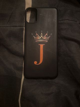 Funda móvil negra con corona y letra J