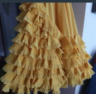 Vestido de flamenca con pañuelo