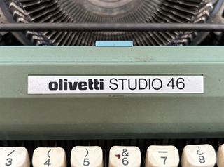 Máquina de escribir Olivetti Studio 46 con maleta