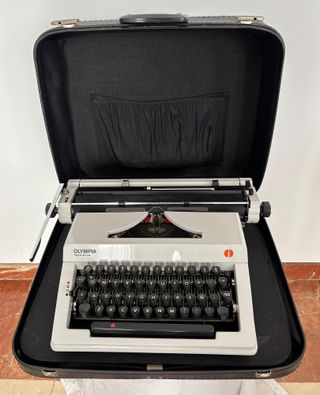 Máquina de escribir Olympia Regina de Luxe maletin