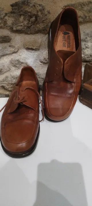 Zapatos de piel. FALTA UN CORDÓN.