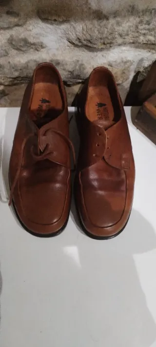 Zapatos de piel. FALTA UN CORDÓN.