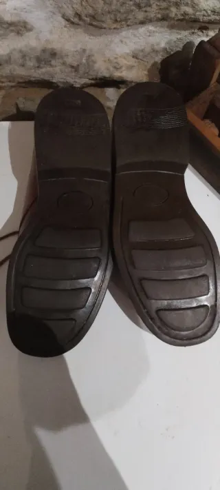 Zapatos de piel. FALTA UN CORDÓN.