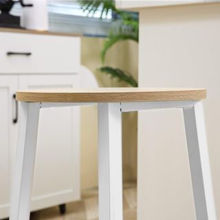 Conjunto de 2 Taburetes de Bar de Madera y Acero, Taburetes de Cocina con Reposapiés para Sala de Estar, Comedor, Cocina y Bar, Estilo Industrial, 32.5X32.5X65 Cm, Blanco y Color Madera