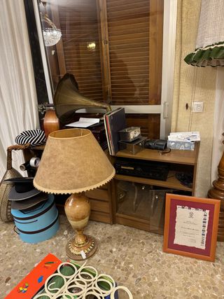 Lámpara de mesa antigua de madera y tela y narmol