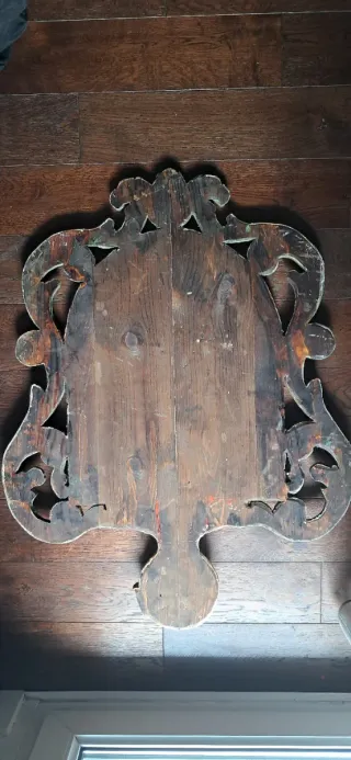 Gran escudo familiar antiguo tallado en madera