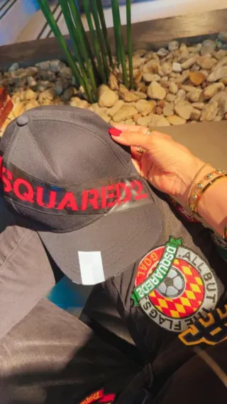 Gorra DSQUARED2 Negra y Roja