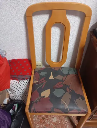 Mesa de comedor extensible de madera.