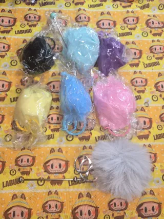 Set de bolígrafos, cortador, sujetapapeles y llave