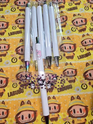 Set de bolígrafos, cortador, sujetapapeles y llave