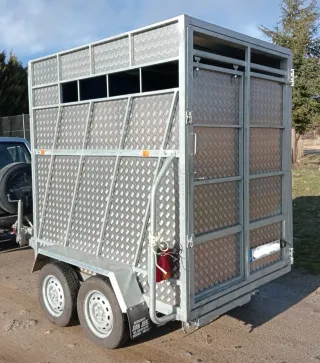 Remolque ganadero casi nuevo