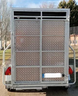 Mitsubishi Montero 4x4 con remolque