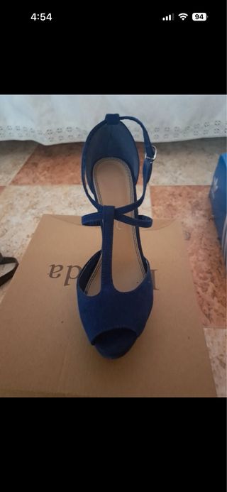 Sandalia azul de tacón con tira