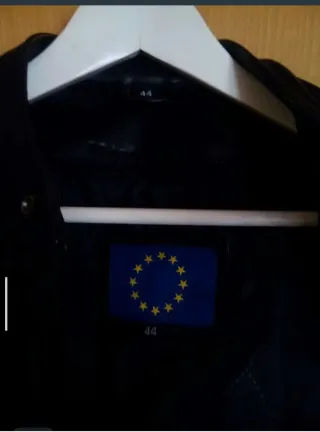 Cazadora de piel negra y blanca Talla 44