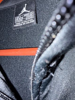 Chaqueta Jordan Negra con Detalles Rojos