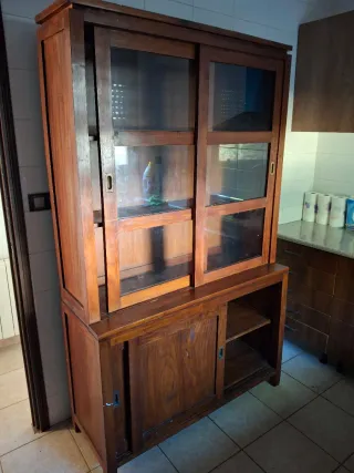 Mesa de madera con 2 sillas y mueble