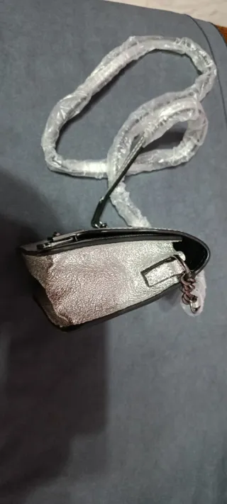 Bolso plateado con cadena