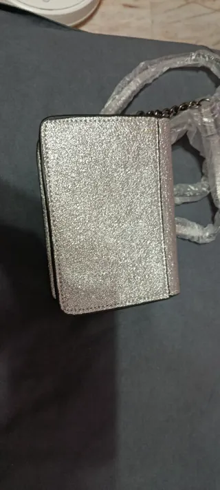 Bolso plateado con cadena