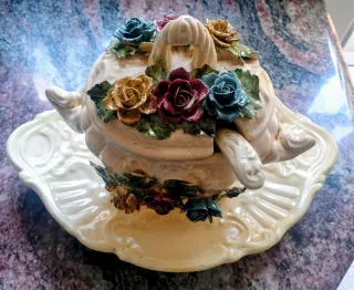 Sopera de porcelana con flores