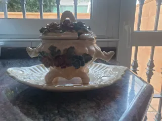 Sopera de porcelana con flores