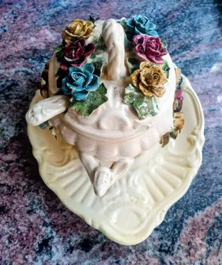Sopera de porcelana con flores