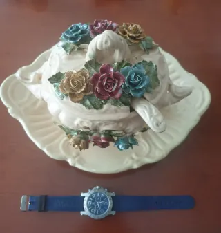 Sopera de porcelana con flores