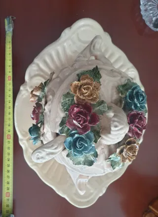 Sopera de porcelana con flores