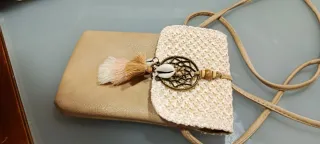 Bolso móvil estilo boho con detalles