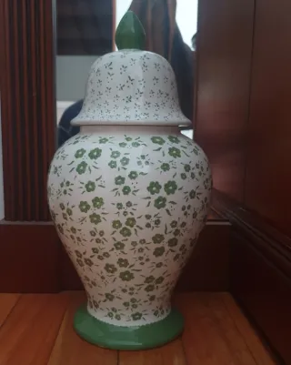 Tibor de cerámica blanco y verde