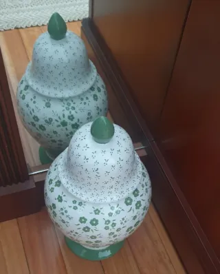 Tibor de cerámica blanco y verde