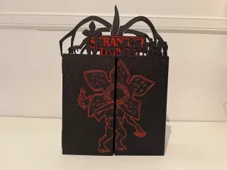 Expositor ARAÑA ROJA Stranger Things Kinder Joy