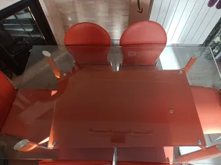 Mesa de comedor cristal y metal naranja