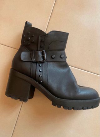 Stivaletti neri con borchie e fibbia