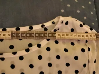 Camisa de lunares blanca y negra