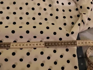 Camisa de lunares blanca y negra