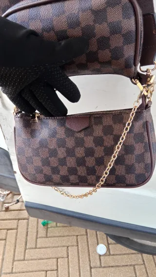 Borsa a tracolla marrone con portamonete