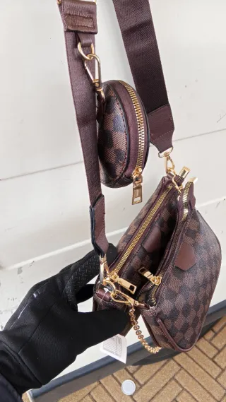 Borsa a tracolla marrone con portamonete