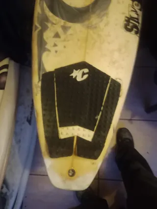 Tabla de surf con diseño de ave