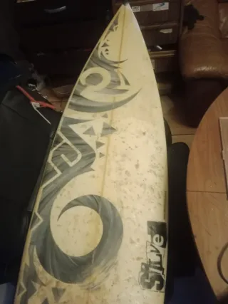 Tabla de surf con diseño de ave