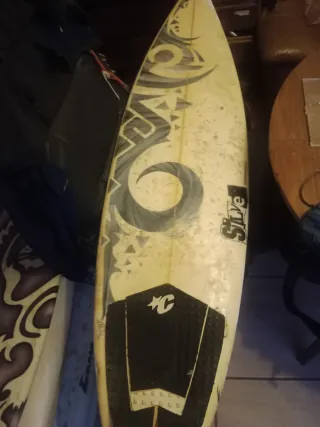 Tabla de surf con diseño de ave